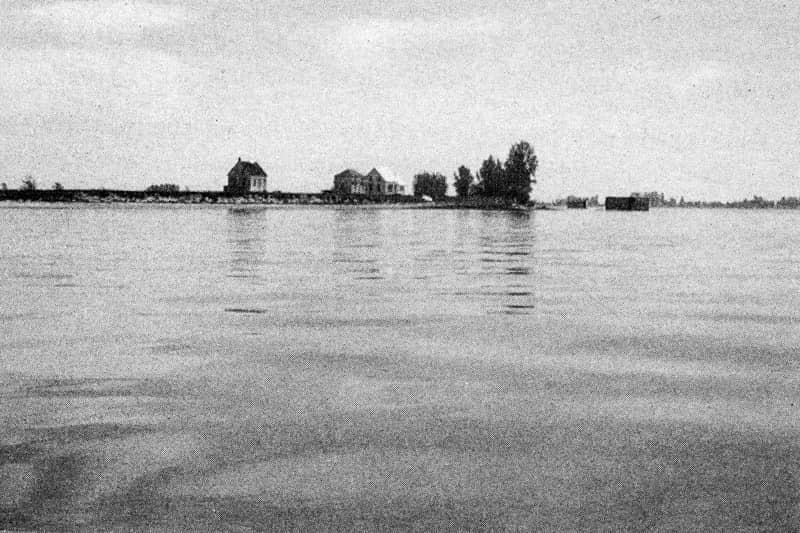 Plat pays, photo 17 (page 53) dans De Koninck, 1970 : Côté amont de l’île de Grâce. « Les liards sont les uniques montagnes de îles ». Maisons illustrées dans la photo précédente, Côte découpée. Brise-glace à droite.